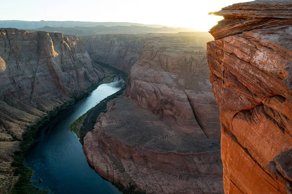 Gün batımında Grand Canyon 'da Horseshoe Bend' de. Yaz tatili konsepti. Horseshoe Bend ve Colorado nehri. Büyük Kanyon.