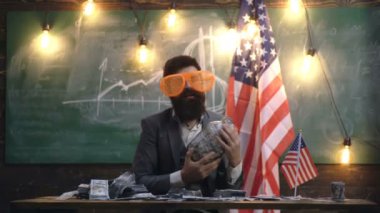 Amerikan doları banknotları olan komik bir iş adamı. Adamın elinde nakit para var..