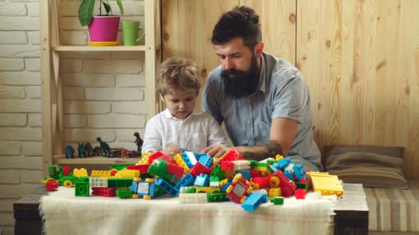 Caucasiano criança filho brincando e aprendendo na playschool com o pai. — Vídeo de Stock