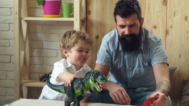 Professor pré-escolar com crianças brincando com brinquedos didáticos coloridos no jardim de infância. — Vídeo de Stock