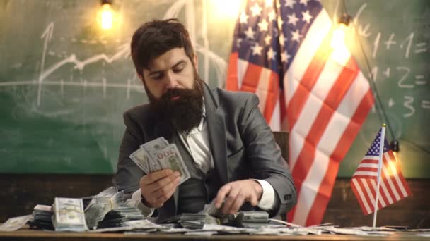 Αφεντικό τραπεζιτών, εταιρικός υπάλληλος αστείος άντρας που κρατάει χαρτονομίσματα του δολαρίου. Ανθρώπινη έκφραση προσώπου. — Αρχείο Βίντεο