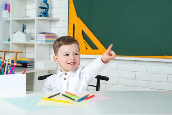 Dzieciaki wcześnie się rozwijają. Dzieci edukacja nauka i ludzie koncepcja, szczęśliwy chłopiec robi przybicie pięć gest. — Zdjęcie stockowe