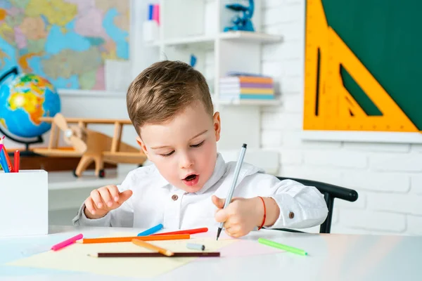 自宅や保育園でかわいい子供。子供は家から勉強する。小学校の学習と子供の概念. — ストック写真