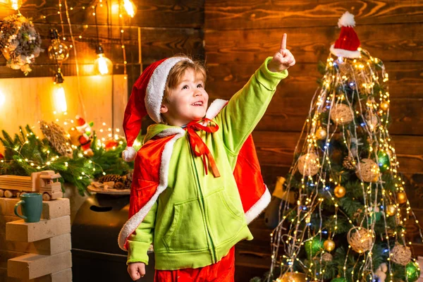 Tatlı çocuk ve sihirli Noel gecesi. Noel Çocukları konsepti. Noel çocuğu bir şey görmüş. Gülümseyen küçük mutlu çocuk. Kış, Yeni Yıl. — Stok fotoğraf