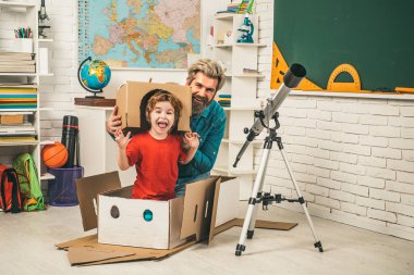 Öğrenci, komik öğretmenle astronomi okuyor. Öğrenci, öğretmen babayla iyi vakit geçiriyor. Kağıt roketle oynayan çocuk.
