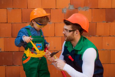 Mimarlıkta ya da inşaatta geleceğin hayalini kuruyor. Araç yapısı.
