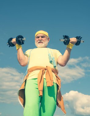 Yaz ve aktif tatiller. Dambılları kaldırıyorum. Dedem halterle egzersiz yapıyor. Son sınıf öğrencileri için spor.