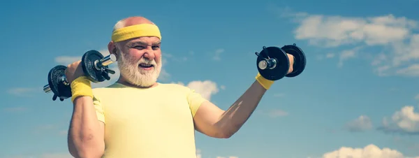 Elderly man after her workout. Age is no excuse to slack on your health. Senior sportman lifting dumbbells. Elderly man workout. — Stock Photo, Image