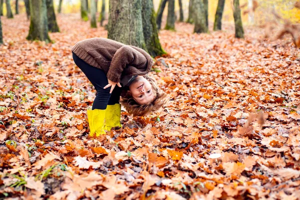 Um rapaz engraçado no parque. Menino de outono em folhas de outono. — Fotografia de Stock