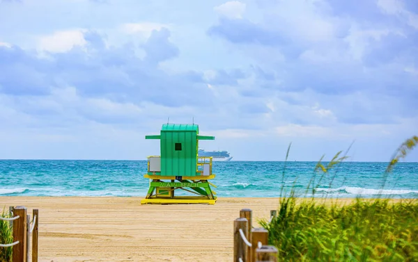 El horizonte de Miami South Beach. Torre de salvavidas en estilo Art Deco colorido y Océano Atlántico a la luz del sol. Panorama de Miami Beach, Florida. — Foto de Stock