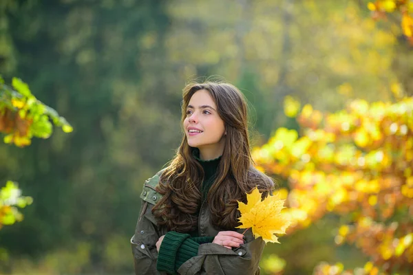 Menina bonita em roupas de moda elegante no outono Park. Mulher bonita ao ar livre no dia ensolarado. — Fotografia de Stock