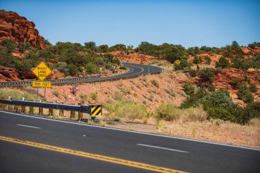 Long Desert Highway California 'da. Tepe köy yolu.