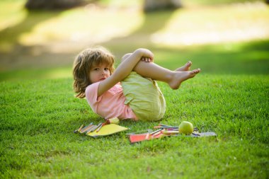Mesafeli çocuklar öğreniyor. Komik ilkokul çocuğu..