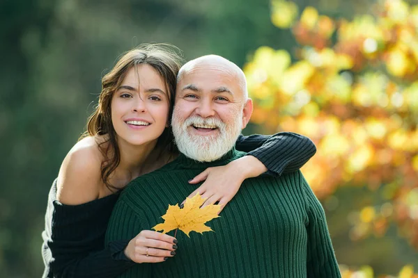 Sonbahar parkında babasını kucaklayan genç bir kadının portresi.. — Stok fotoğraf