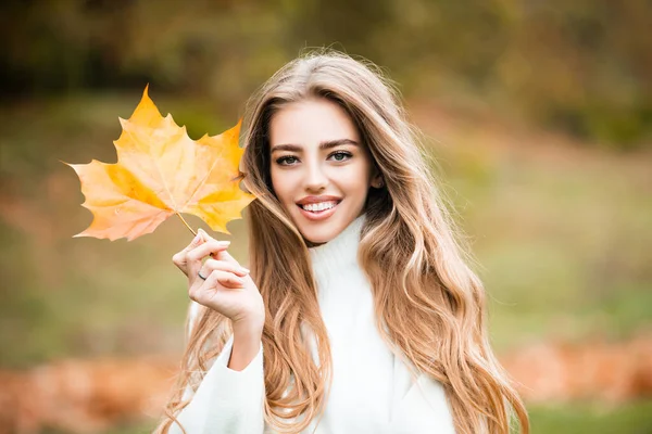 Buon autunno. Giovane donna bionda ritratto in colore autunnale. — Foto Stock