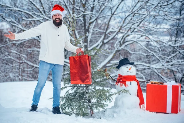 Boutique ou magasin de Noël. Émotion hivernale. L'homme est heureux de la nouvelle année. Vente de Noël et réductions. Père Noël moderne. — Photo