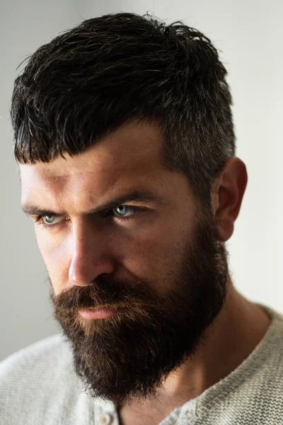 Retrato de hombre serio y seguro tiene barba y bigote. Modelo masculino guapo, cara de primer plano. Hipster barbudo con bigote en barbería. — Foto de Stock