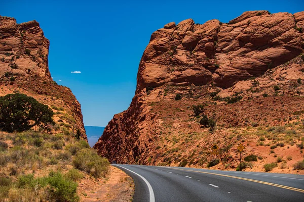 Дорога в горах. Природный американский ландшафт с асфальтовой дорогой к горизонту. — стоковое фото