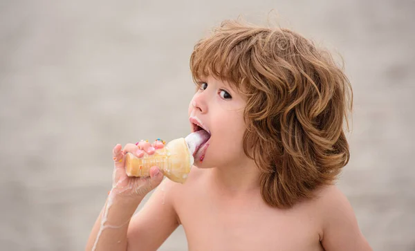 Un bambino gelato. Bambino americano godendo cono gelato. — Foto Stock