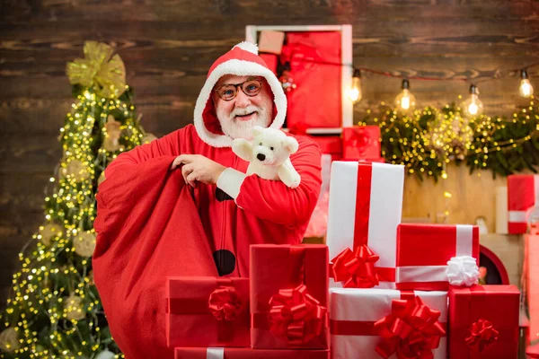 サンタはメリークリスマスを願っています。ニットセーターに身を包んだ現代のサンタクロース。新年のコンセプト。面白いサンタ. — ストック写真