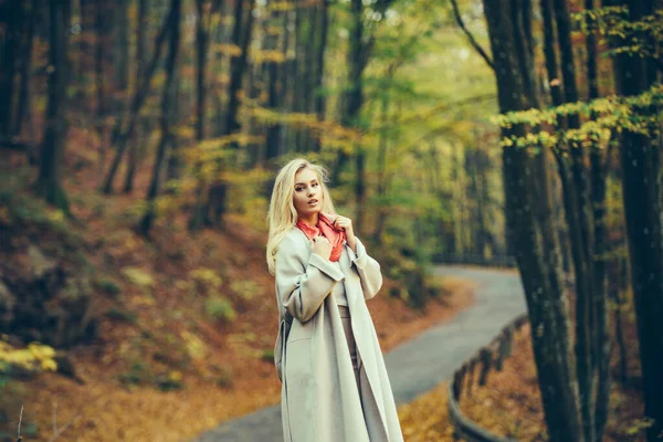 Voga de outono. Jovem elegante menina hipster vestindo vestido moderno no parque urbano sorrindo feliz. Modelo feminina caucasiana. Moda de queda. — Fotografia de Stock