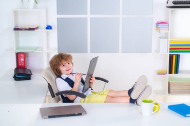 Çocuk işadamı pazarlamacı ofisteki bilgisayarda çalışıyor. Küçük çocuk programcısı, iş analisti, tasarımcı, menajer. İş adamı olmayı hayal eden bir çocuk. Çocukluk ve hayal.