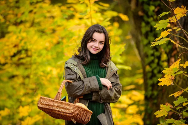 Mutlu genç kız gülümsüyor. Güzel bir genç kızın sonbahar portresi sepeti tutuyor.. — Stok fotoğraf