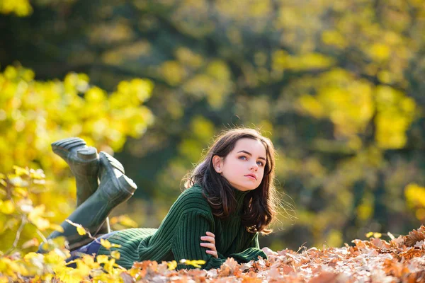 Tienermeisje in herfstblad, schoonheidsportret. Jonge tiener in een romantische herfst landschap. — Stockfoto