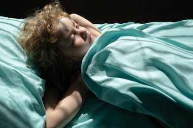 Tatlı küçük çocuk gözleri kapalı uyuyor..