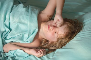 Evde yatakta uyuyan sevimli çocuklar..