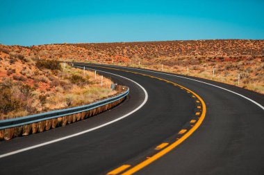 Gün batımında çöl otoyolu, seyahat konsepti, ABD. Amerikan yol gezisi. 66. Yol.