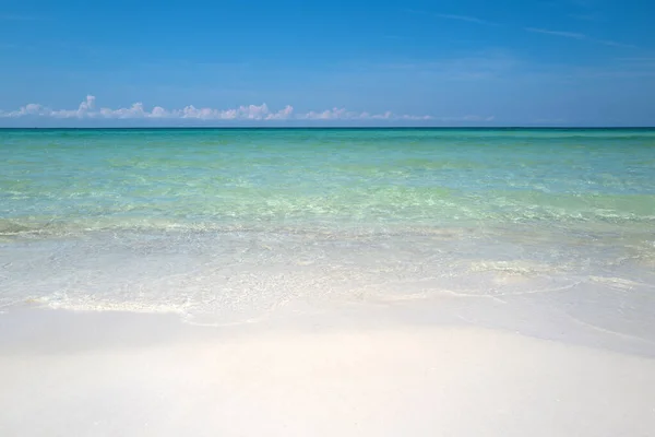 完璧な海の背景。空と海。旅行や観光の概念。ヤシの木と気分の良い空を持つ美しいビーチ. — ストック写真