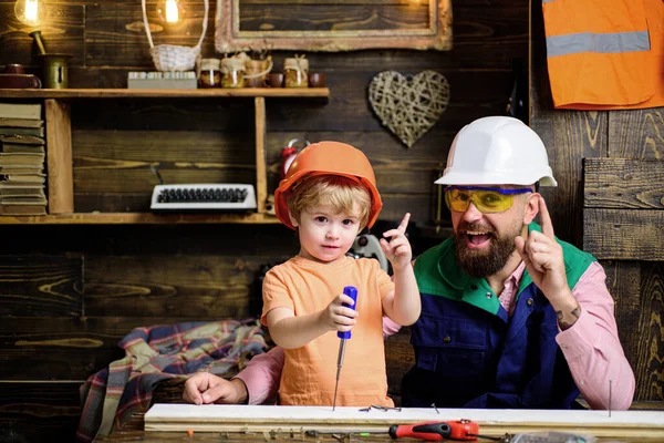 Vader en zoon dromen over een toekomstige carrière in architectuur of bouw. Jeugd, begrip kindergroei. — Stockfoto