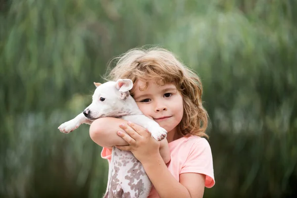 Câlin amis. Enfant heureux et chien l'étreint avec tendresse en souriant. — Photo