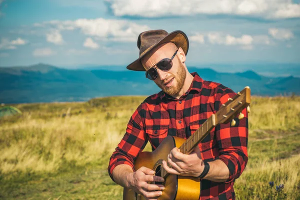 Cowboy western men play on guitar. Lifestyle hiking concept. — Stock Photo, Image