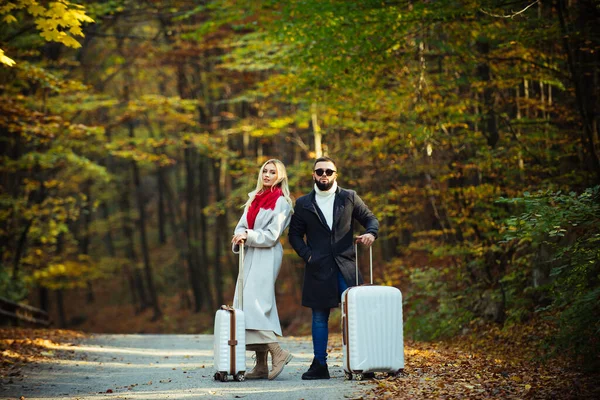 秋天的夫妇旅行，全长。大自然美丽的秋天。自拍时尚. — 图库照片