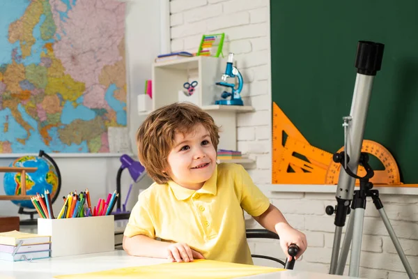 学校教育。かわいい未就学児の男の子は教室で勉強します。小学校・教育. — ストック写真