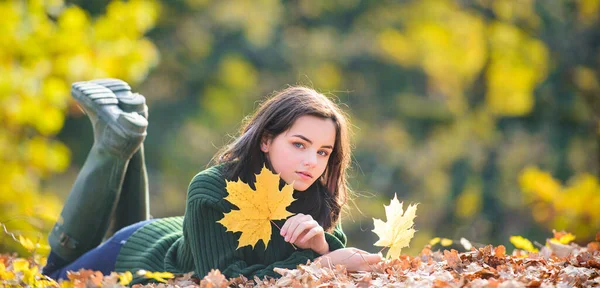 Jovem adolescente com folhas de outono na mão e queda de bordo amarelo. — Fotografia de Stock