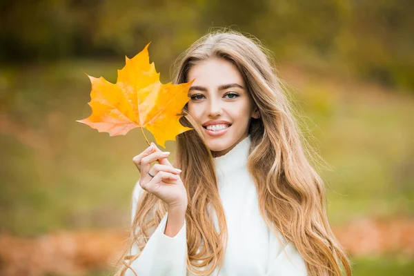 Glücklicher Herbst Frau, die Spaß mit Blättern im Freien im Park. Unbekümmertes Glück. — Stockfoto