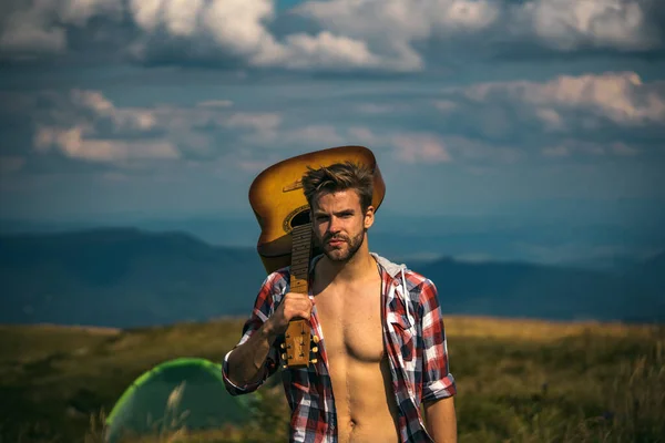 Young man near touristic tent with guitar. — Stock Photo, Image