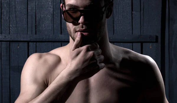 エレガントな若いセクシーな男が眼鏡をかけて。閉鎖顔,官能的なゲイ. — ストック写真