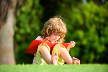 Evde öğrenim. Not defterinde yazmak için kalem kullanarak çocuk mesafesi öğrenme.