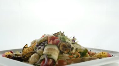 Enfes yemek, yaratıcı restoran yemeği konsepti. Yemek zarif beyaz tabak..