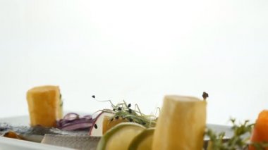 Yakından maydanoz yapraklarıyla süslenmiş kızarmış servis. Lüks yemekler, lezzetli yemekler..