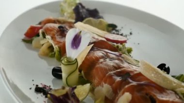 Büyük beyaz tepside sağlıklı ve seçkin yiyecekler. Restoran yemekleri, seçici odaklanma..