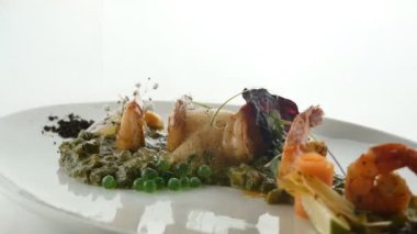 Enfes yemek, yaratıcı restoran yemeği konsepti. Mutfak tasarımı, moleküler gastronomi. Haute food, aperatif konsepti..