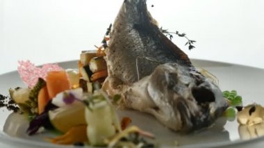 Mutfak yemekleriyle süslenmiş yemek ziyafeti. Gastronomi egzotik gurme gıda konsepti.