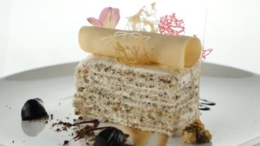 Özel yapım tatlı. Yemeklerle süslenmiş yemek ziyafeti..