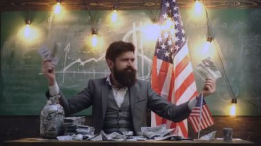 Elinde bir tomar para tutan neşeli bir iş adamının portresi..