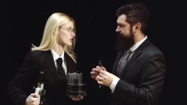 Kimya dersi. Kimya Fen Sınıfı. Üniversite, sınıfta ders çalışan arkadaşları inceliyor. Kimya gösterisi. Öğrenci hayatı. Kimya deneyimi..
